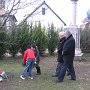 Buda József alpolgármester és Ifj. Hollósi Dezső koszorút helyez el a kopjafánál